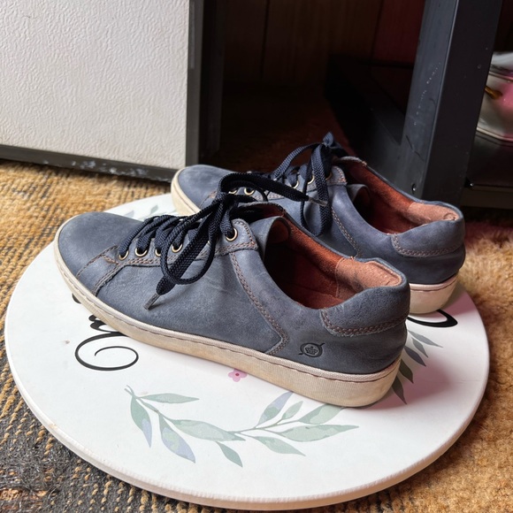 Women’s BORN genuine leather navy blue color sneakers. - Picture 11 of 17